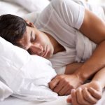 ۴ علت اصلی مشت کردن دست ها در زمان خواب