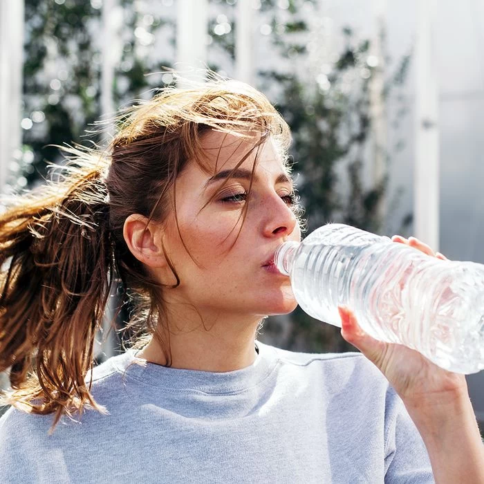 اگر آب نخوریم چه بلایی سر بدن ما می‌آید؟
